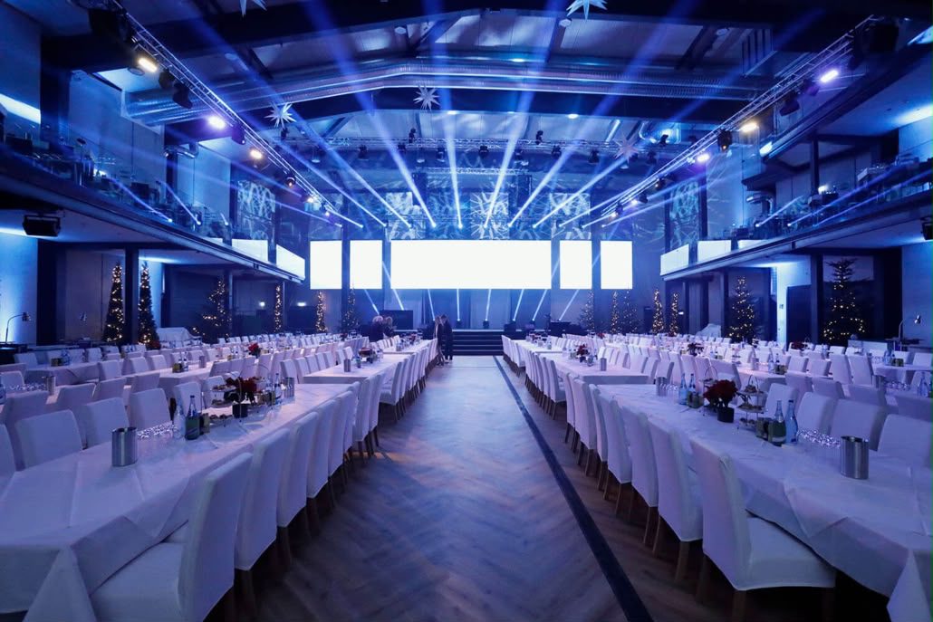 Der große Saal im Zentrum für Visionen, festlich für einen Ball eingedeckt